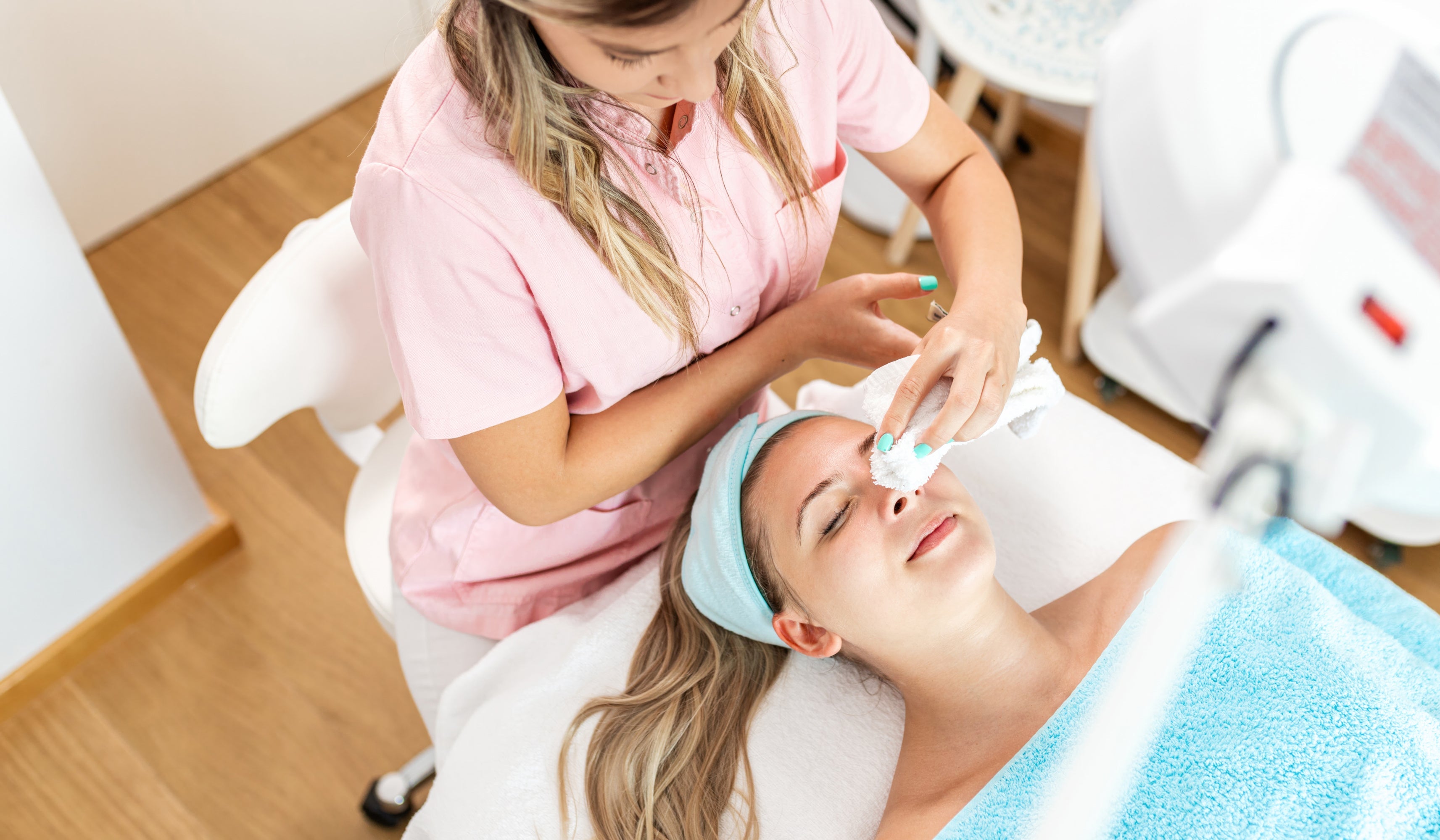 Les étapes clés pour un teint lumineux sans maquillage